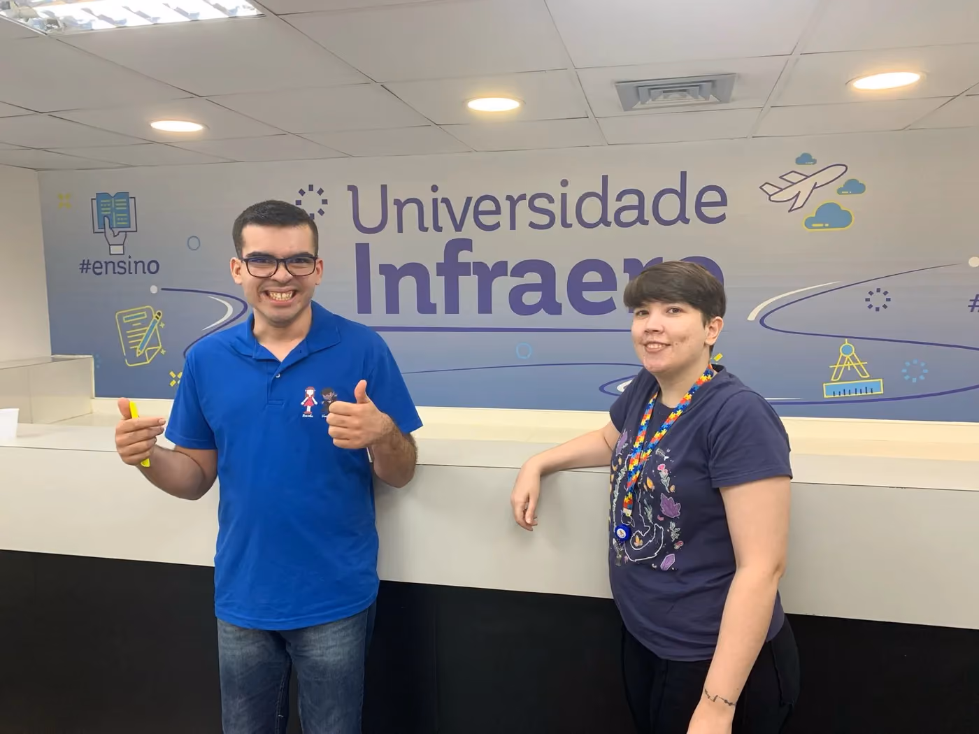 Jovens do Núcleo de Emprego Apoiado em visita a uma empresa parceira.