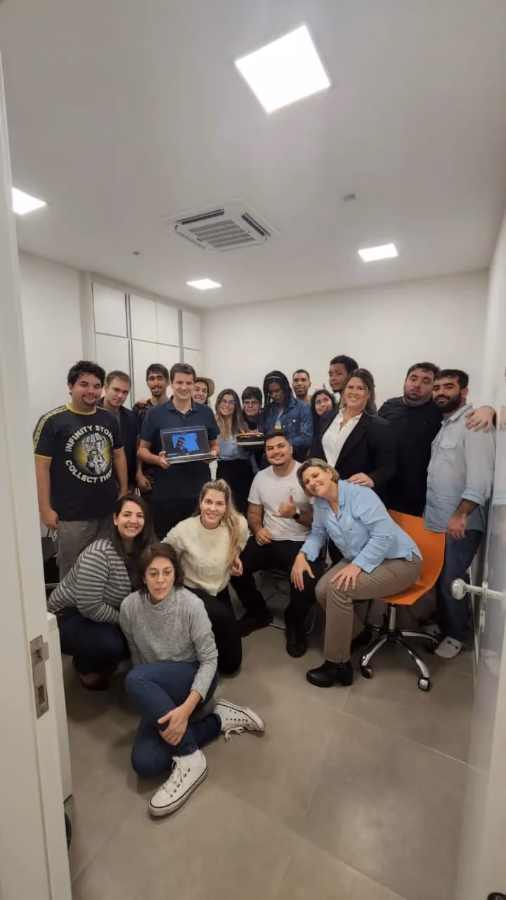 Participantes do grupo de habilidades sociais reunidos em uma das salas da unidade. - 1 de 3