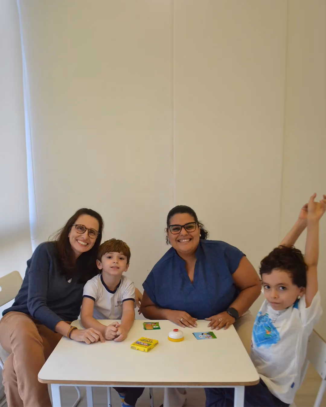 Psicólogas y dos criaturas en una actividad lúdica en la mesa. - 1 de 2
