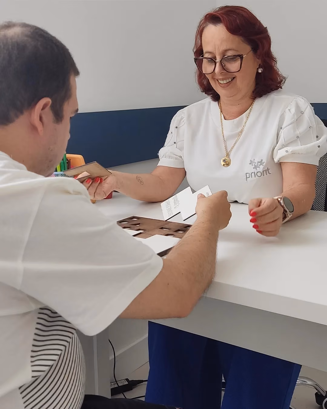 Psicopedagoga conduciendo una actividad de razonamiento con un alumno. - 2 de 5