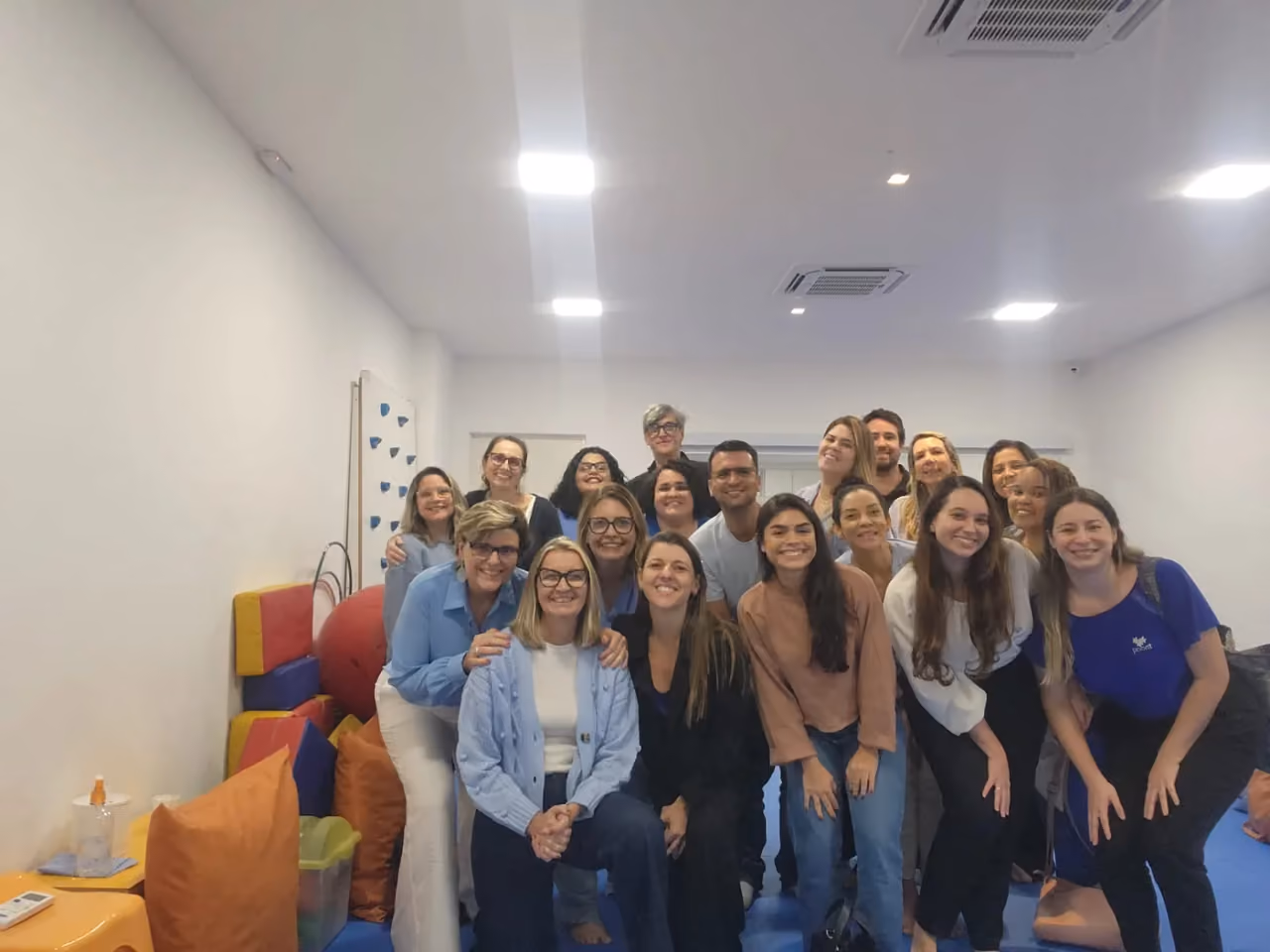 Equipe do Instituto Priorit reunida em uma das salas de atendimento. - 2 de 2