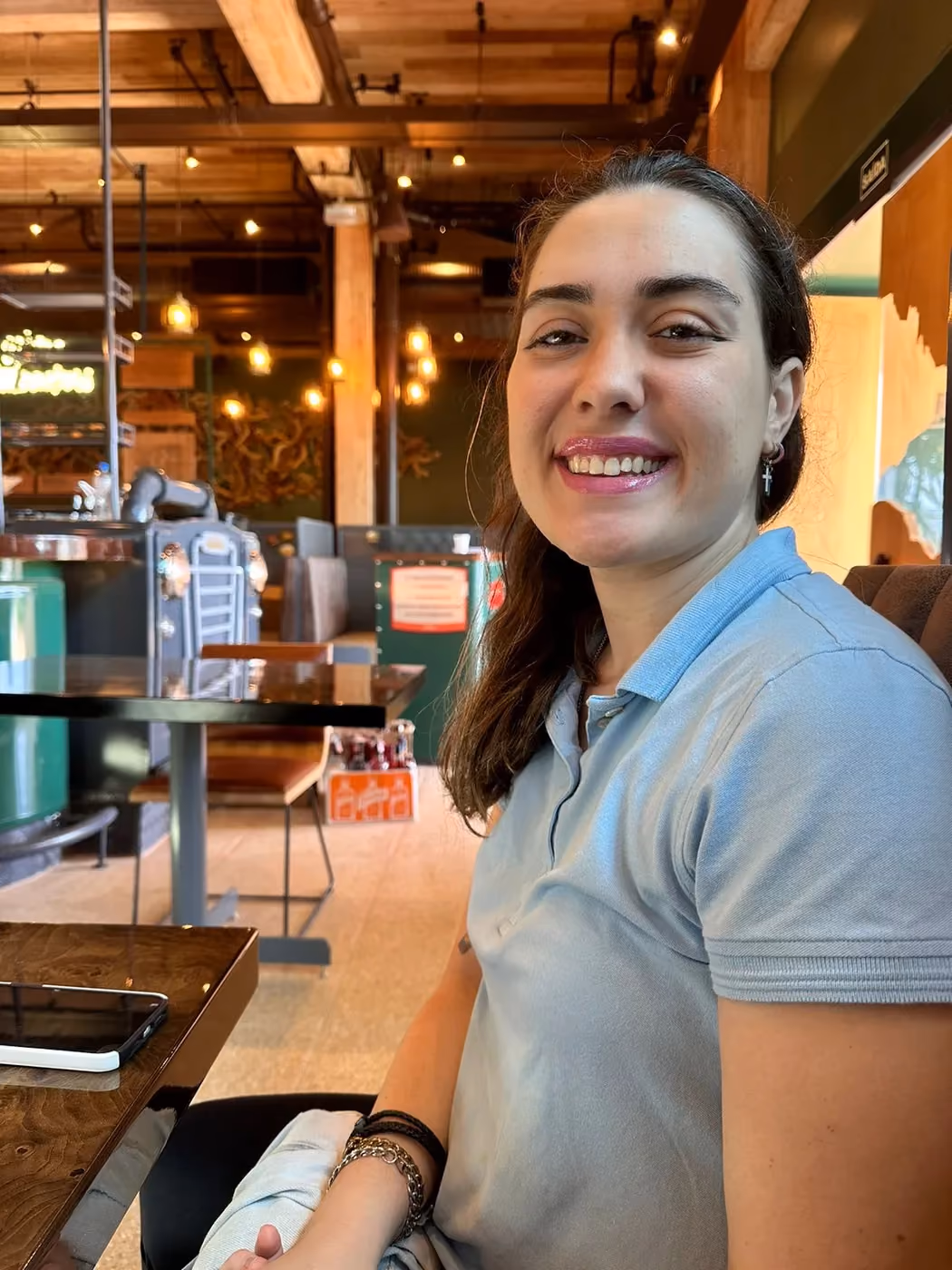 Jovem do Núcleo de Emprego Apoiado no balcão de atendimento do local de trabalho.