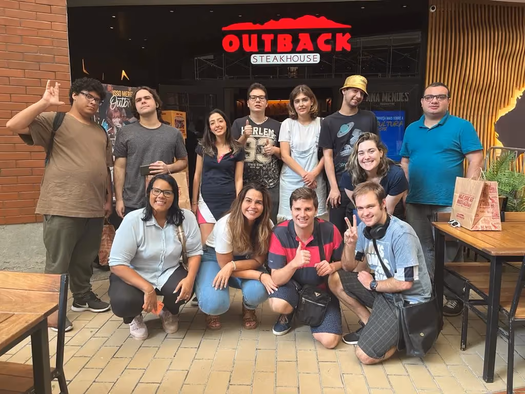 Grupo de habilidades sociais reunido em uma saída para um restaurante. - 3 de 3