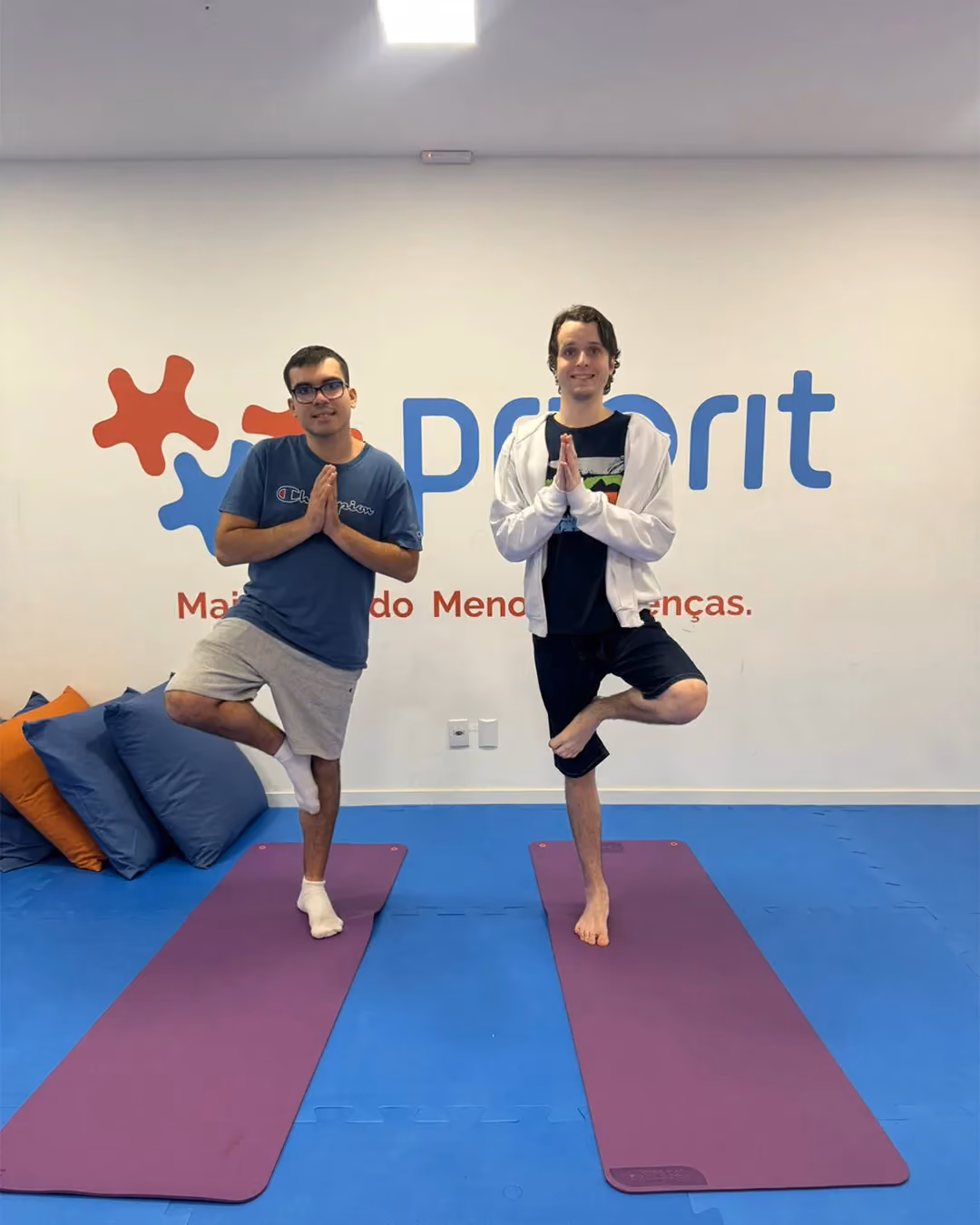 Pair in tree pose during the yoga class. - 3 de 4