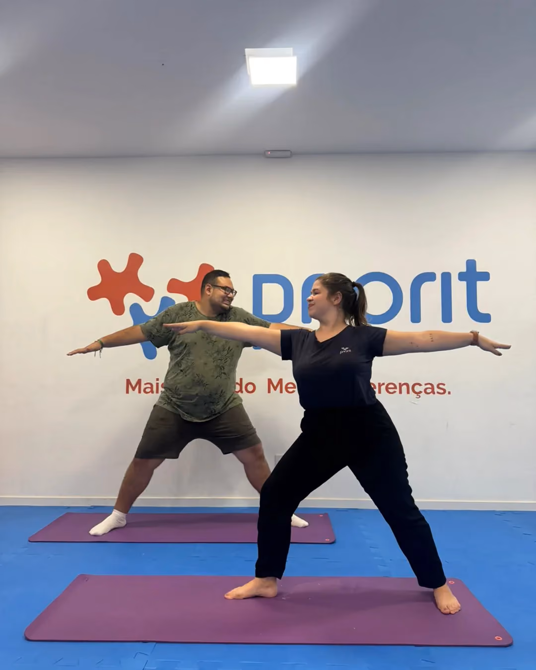 Pair in warrior pose during the yoga class. - 4 de 4