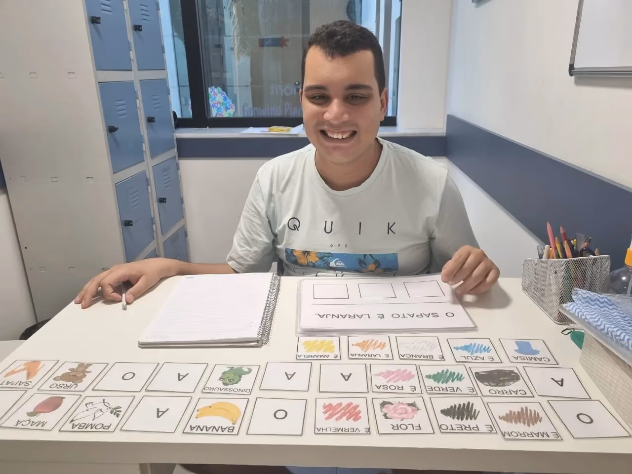 Joven en una actividad con tablero de figuras durante la atención psicopedagógica.